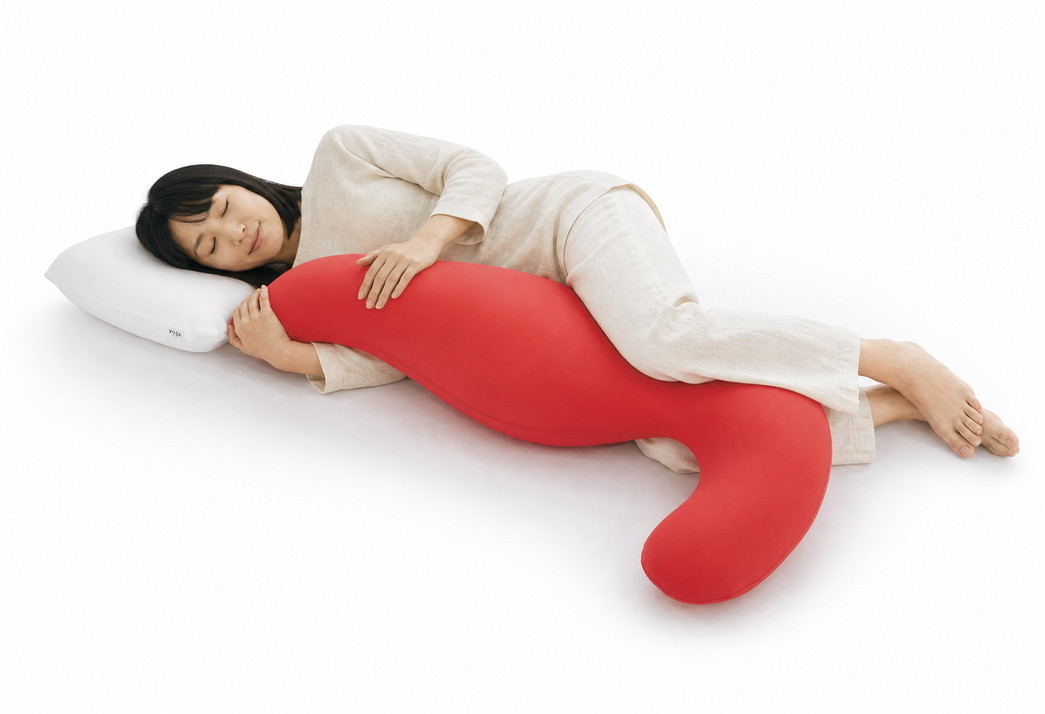 MOGU&reg;の気持ちいい抱きまくらで寝る女性