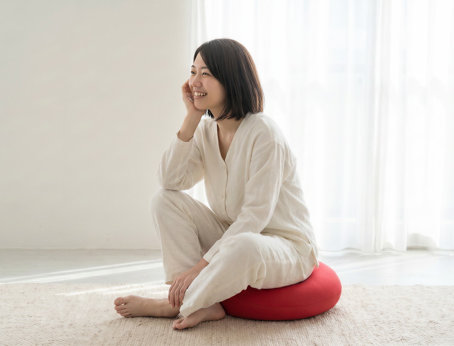 MOGU&reg;のホールクッションに座る女性