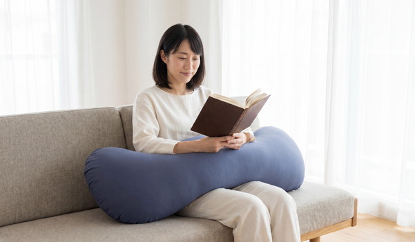 パウダービーズ&reg;の枕で寝る女性