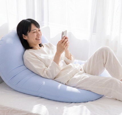 雲にのる夢枕でスマホを触る女性