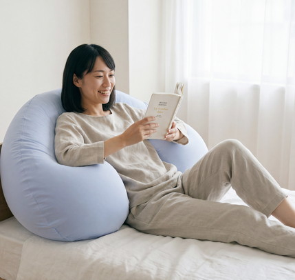 雲にのる夢枕で本を読む女性